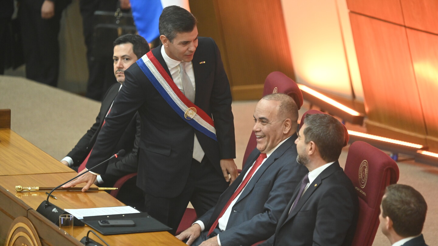 Santiago Peña reconoce deficiencias en salud y destaca logros de su gestión