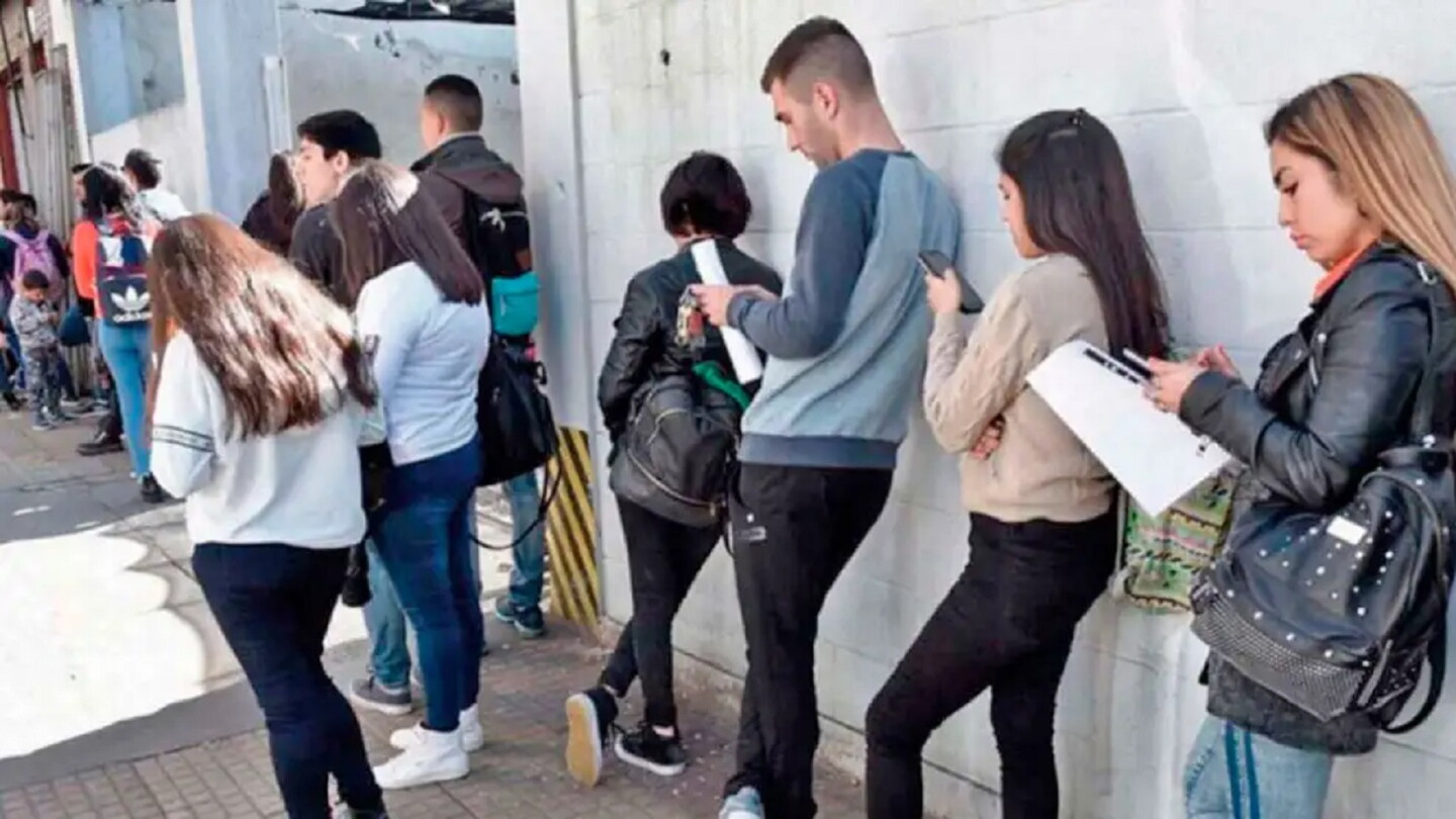Latinoamérica experimenta reducción de desempleo e informalidad en 2025, según la OIT