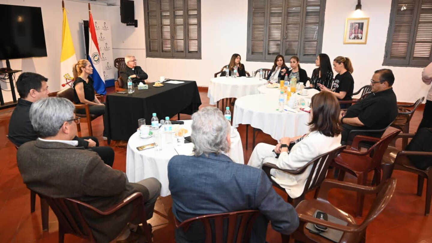 Cardenal Martínez respalda reclamos de médicos y enfatiza cuidado del personal sanitario